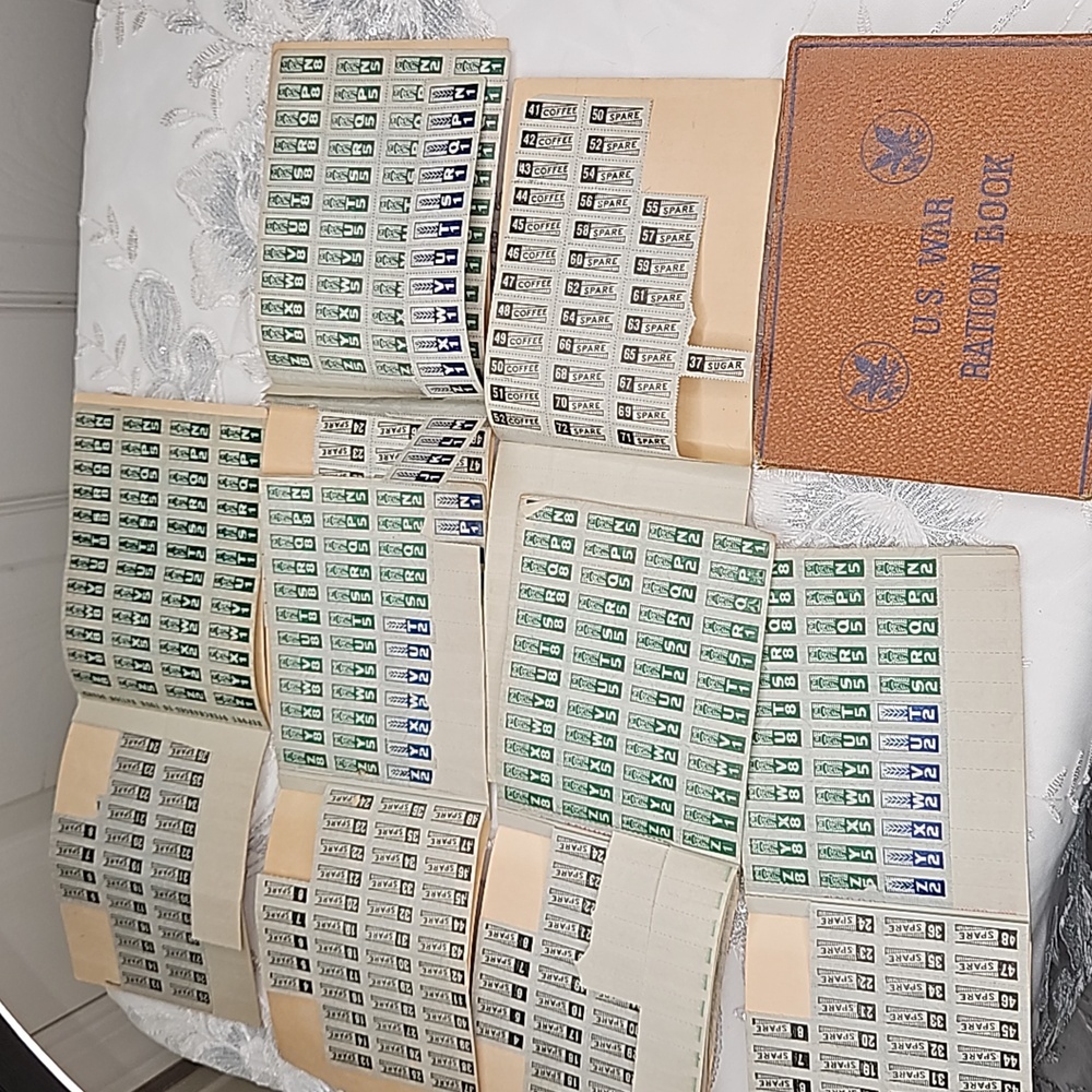 Vintage WWII ration books with ration coupons - Picture 6 of 10